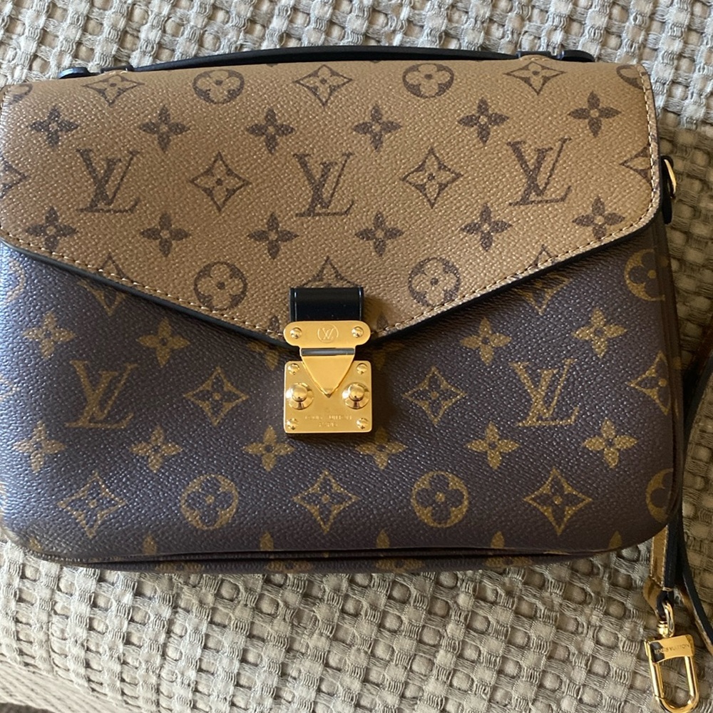 Aunthentic Louis Vuitton Métis! Beautiful bag. sizing down my collection